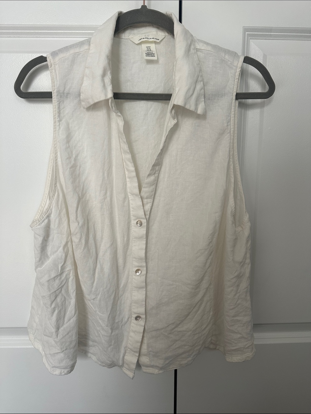 H&M White Sleeveless Button-Down Collared Top